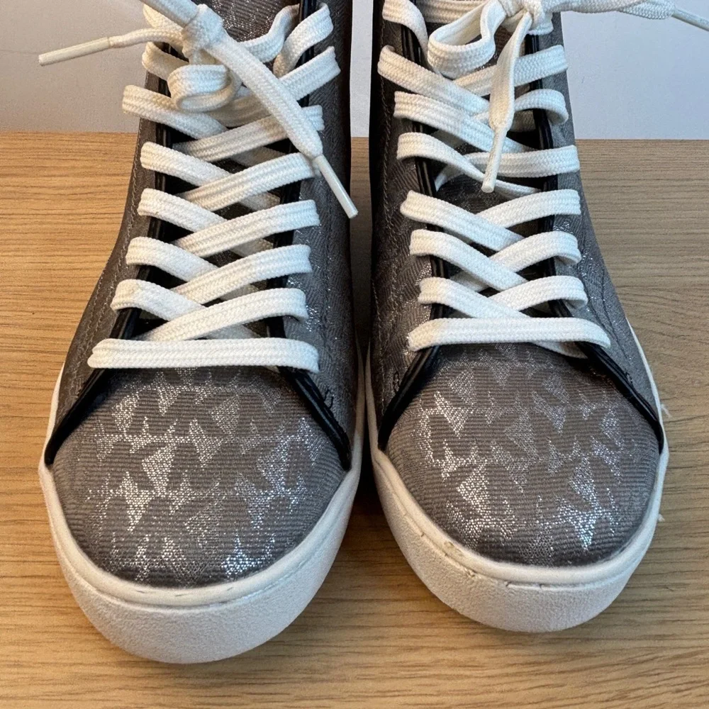 Michael Kors LS22B Womens 7M Silver MK Monogram High Top Sneakers Black‎ Trim
